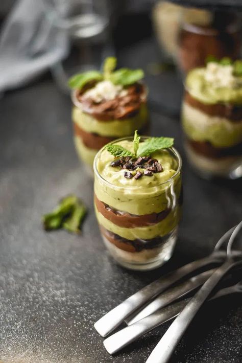 Mint Chocolate Chip Avocado Mousse Cups (Vegan+GF) #veganrecipe #vegandesserts #plantbasedrecipe Vegan Food Photography, Mousse Cups, Avocado Mousse, Mint Chocolate Chip, Egg Casserole Recipes, Unsweetened Chocolate, Mint Chocolate Chips, Sweet Chocolate, Mint Chocolate