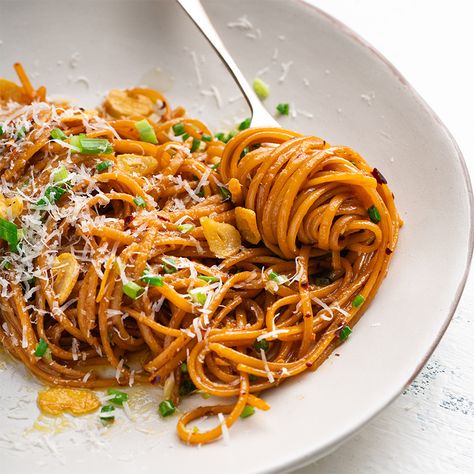 Spicy Garlic Butter Linguini - Marion's Kitchen tried this and thought it was 6/10 due too much oil and butter Marion Gasby, Butter Spaghetti, Fasta Pasta, Garlic Butter Pasta, Marion Grasby, Marion's Kitchen, Food Fusion, Butter Pasta, Buttered Noodles