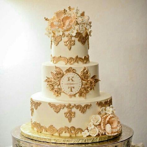 White And Gold Cake Wedding, Quince Cake, Royal Cakes, White And Gold Wedding, Big Wedding Cakes, Quinceanera Cakes, Dream Wedding Cake, Romantic Wedding Cake, Engagement Cakes