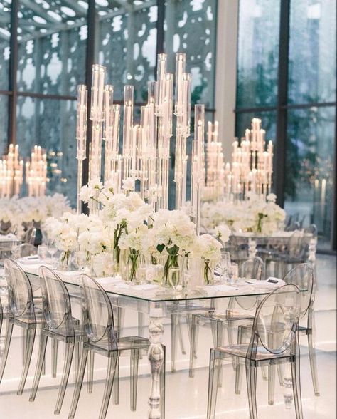 White Wedding Centerpieces, White Wedding Decorations, Tafel Decor, White Centerpiece, White Wedding Theme, All White Wedding, Wedding Floral Centerpieces, Wedding Decor Elegant, Classy Wedding