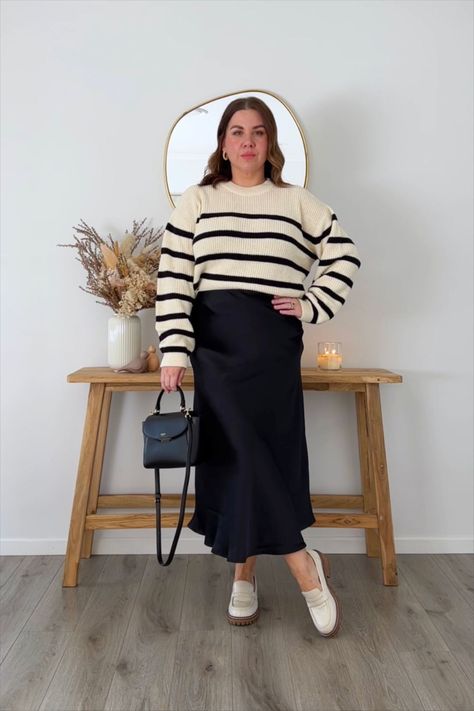 Striped Shirt Outfit Fall, London Wardrobe, Outfits With Striped Shirts, Outfits Muslim, Black Skirt Outfits, Outfit Links, Striped Tshirt, Skirt Winter, Mid Length Skirt