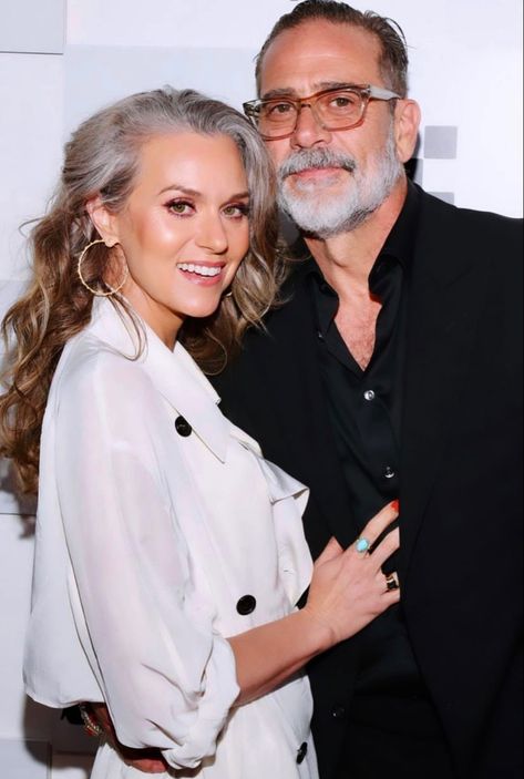 Hilarie Burton And Jeffrey Dean Morgan, Jeffrey Dean Morgan And Hilarie Burton, Hilary Burton Morgan, Hilarie Burton, Peyton Sawyer, Silver Hair Color, Jeffrey Dean, Business Formal, Jeffrey Dean Morgan