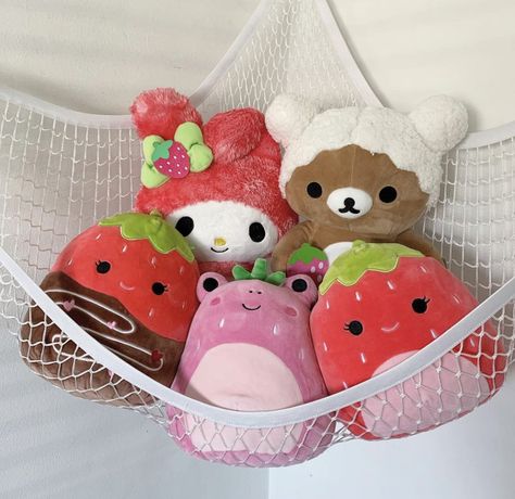 Squishmallow Storage Net, Squishmallows Net, Plushie Net Aesthetic, Plushies Net, Squishmallow Net, Room Babyboy, Squishmallows Strawberry, Strawberry Plushies, Squishy Mellows