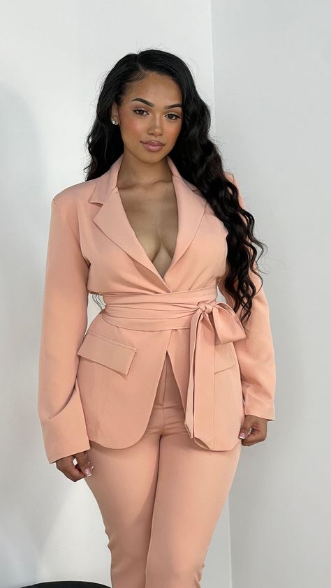 Peach Suits Women, Graduation Outfit Ideas Modest, Graduation Style Outfits, Peach Outfit Ideas, Graduation Suits For Women, Peach Outfits, Grad Fits, Graduation Outfit Ideas University, Peach Suit