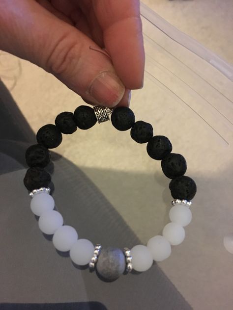 Black Lava Bead Bracelets, Black White Beaded Bracelet, White And Black Bracelet, Lava Bracelet Ideas, Black And White Beads Bracelet, Black Bracelet Ideas, Beaded Bracelets Black, Black And White Beaded Bracelet, Bracelet Homemade