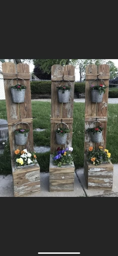 Pallet Flower Box, Outdoor Wood Projects, Garden Layouts, Pallet Garden Furniture, Barn Wood Crafts, Garden Decor Diy, Garden Decor Projects, Pallet Crafts, Wooden Planters