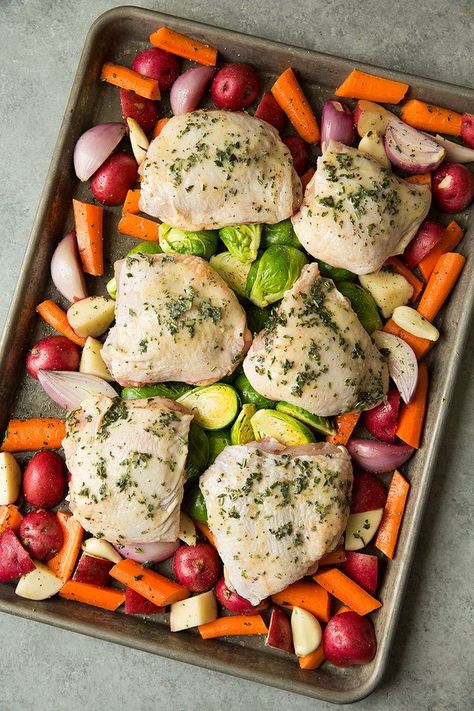 Heart Healthy Recipes Dinner, Sheet Pan Roasted Chicken, Chicken With Root Vegetables, Pan Roasted Chicken, Root Vegetables Recipes, Meat Food, Sheet Pan Dinners Recipes, Chicken Recipies, Roasted Chicken Breast