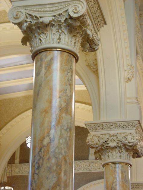 Faux Marble Columns In Living Room, Decorative Paint Finishes, Faux Marble Paint, Marble Pillar, Plafon Gypsum, Marble Interior, Cat Motif, Marble Columns, Painting Decor