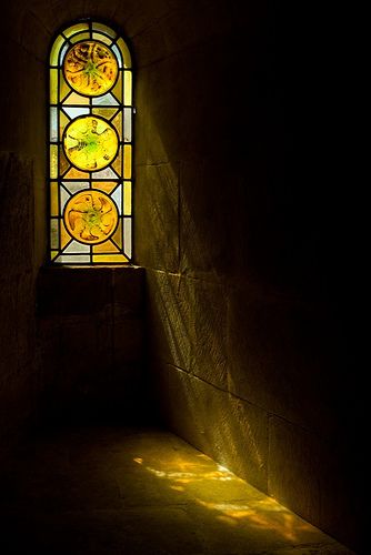 Stained Glass Reflection, Light Through Window, Riad Marrakech, زجاج ملون, Yellow Aesthetic, Stained Glass Window, Stained Glass Art, Stained Glass Windows, Light And Shadow