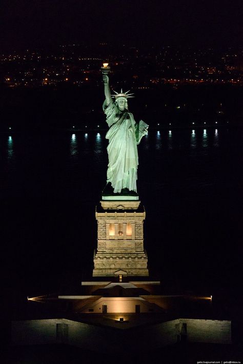 New York From Above, New York City Aesthetic, Extra Work, Washington Square Park, New York Aesthetic, New York Life, New York City Travel, The Statue Of Liberty, Nyc Trip