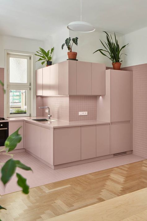 Pink Cabinets, Air Bnb, Pink Kitchen, Design Del Prodotto, Apartment Interior, Interior Inspo, 인테리어 디자인, Line Design, A Kitchen