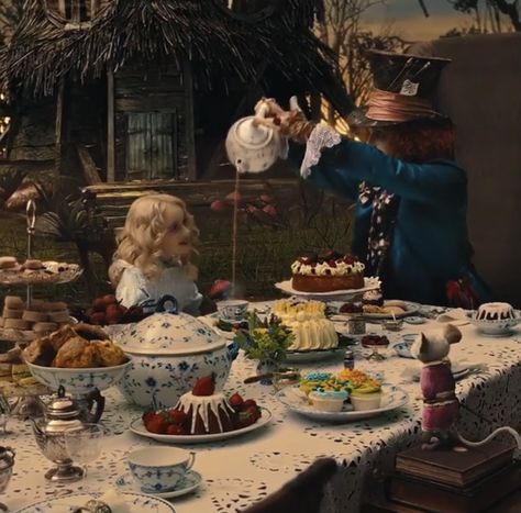 Alice In Wonderland Scenes, Alice In Wonderland Aesthetic, Alice In Wonderland Characters, Tim Burton Films, Tim Burton Movie, Alice Madness, Alice In Wonderland Tea Party, Helena Bonham Carter, Mad Tea Party