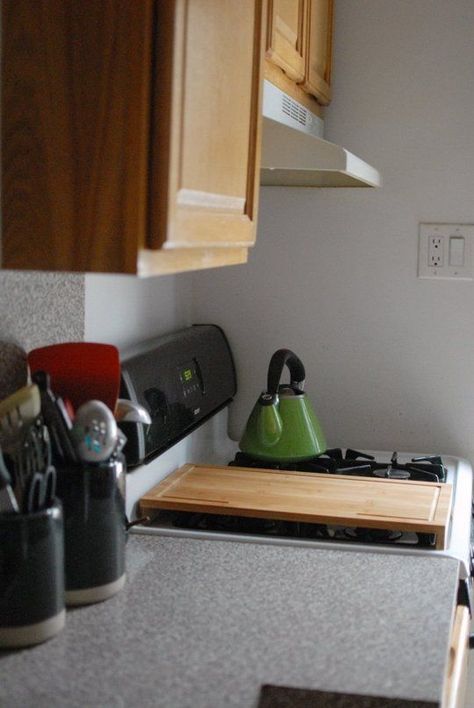 Really good ideas (like them all!): Pimp My Small Kitchen: 10 Cheap, Renter-Friendly Improvements Diy Home Decor For Apartments, Apartment Hacks, Rental Kitchen, Ikea Kids, Budget Apartment, Apartment Budget, Apartment Life, Budget Diy, Recycle Trash