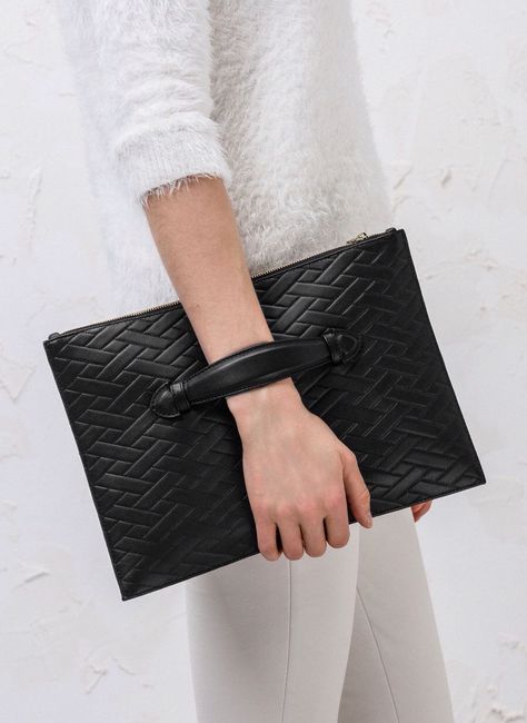 Minimal + Chic | @codeplusform Tas Laptop, Best Leather Wallet, Minimal Classic, Couture Mode, Black Clutch, Minimal Chic, Envelope Clutch, Leather Clutch Bags, Nice Leather