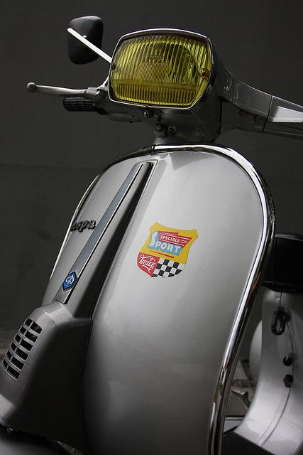 Vespa V9 90cc smallframe. I <3 trapezoidal headlights. Vespa Special, Vespa 50 Special, Vespa Smallframe, Custom Vespa, Vespa 50, Classic Vespa, Vespa Sprint, Honda Ruckus, Scooter Design