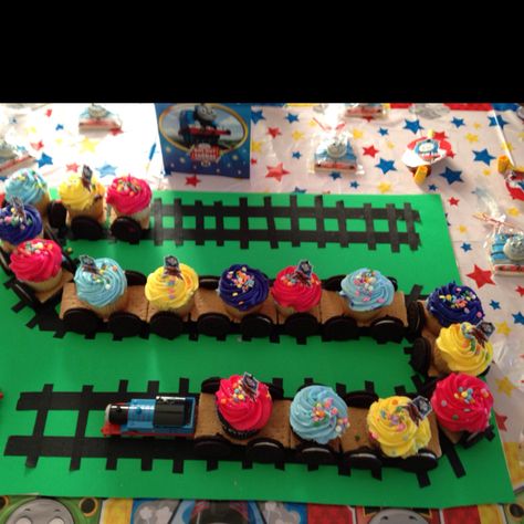 cupcake track; maybe something like this for the reason with circus animal cupcakes? Cupcake Train Cake, Train Party Desserts, Train Party Cupcakes, Cupcake Train Birthday, Train Cupcake Toppers, Train Cupcakes, Thomas Birthday Parties, Thomas The Train Birthday Party, Thomas The Train Party