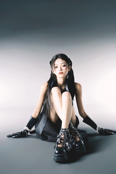 Kpop Poses Female, Fashion Modeling Poses Photo Shoots, Kpop Poses Photo Ideas, Xiaohongshu Photoshoot, Korean Modeling Photoshoot, K Pop Photoshoot, Kpop Photoshoot Aesthetic, Creative Fashion Photography Editorial, Kpop Poses