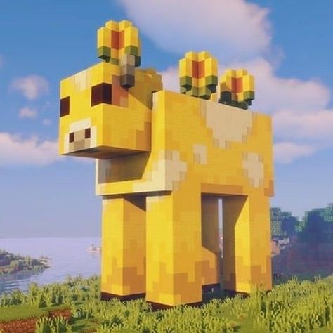 Minecraft Rubber Duck Build, Minecraft Cow Statue, Minecraft Cartoon Builds, Yellow Minecraft Builds, Minecraft Crocodile, Farm Animal Ideas, Minecraft Moobloom, Minecraft Animal Builds, Cute Small Minecraft Builds