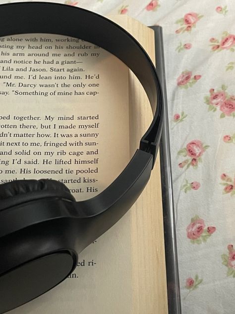 Pov Listening To Music, Reading And Listening To Music Aesthetic, Listening Yo Music Aesthetic, Reading With Music, Reading And Music Aesthetic, Person Listening To Music Aesthetic, Audio Book Aesthetic, Reading While Listening To Music, Listen To Music Aesthetic