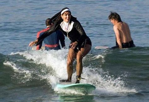 Nun Surfing Funny Beach Photos, Funny Beach Pictures, Funny Home Videos, Beach Video, Beach Humor, Surfing Waves, Standup Paddle, Beach Photos, Funny Photos