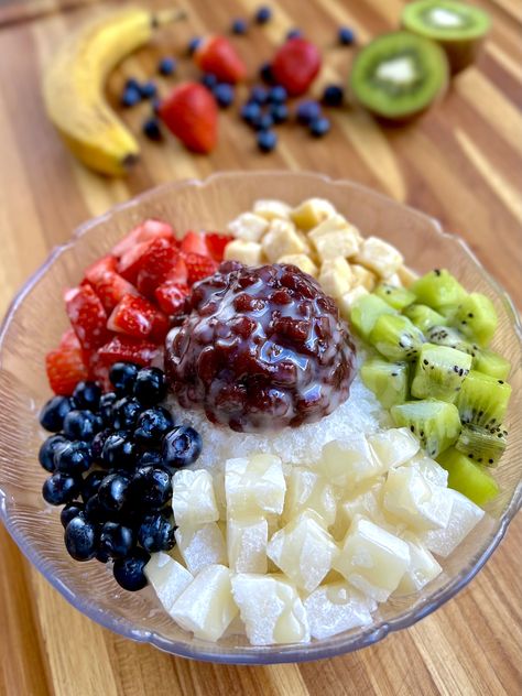 Korean Red Bean Shaved Ice- 팥빙수 (Patbingsu) Strawberry Vinegar, Sweet Red Bean, Korean Street Food, Spicy Beef, Red Bean, Super Easy Recipes, Shaved Ice, Summer Refreshments, Beef Jerky