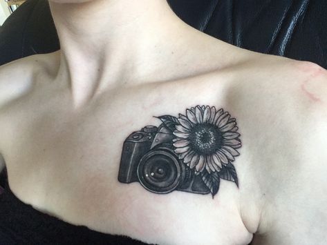 Sunflower Camera Tattoo, Camera Tattoo Ideas, Vintage Camera Tattoos, Neck Photography, Camera Black And White, Reflection Tattoo, Camera Tattoo Design, Tattoo 2015, Tattoo Sunflower