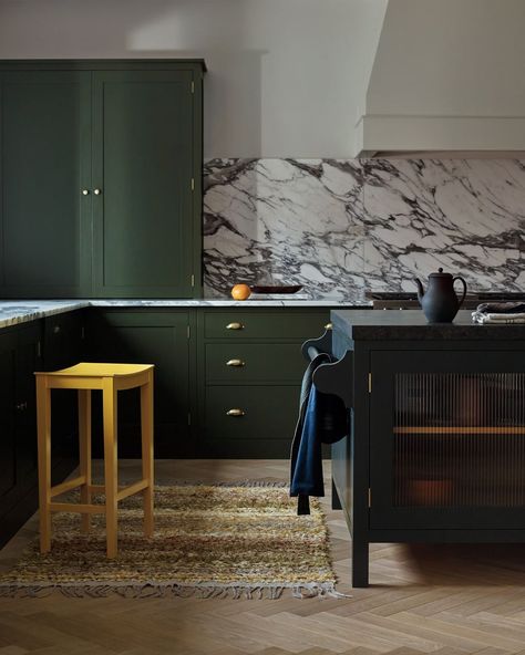 Plain English Design on Instagram: “‘Army Camp’ green, an Arabescato worktop and Osea island provide a bold and architectural, backdrop for colourful stools. A very stylish…” Moon Kitchen, Island Cabinet, Plain English Kitchen, Colorful Stools, Dark Green Kitchen, Tall Stools, Mad About The House, Best Hacks, Bespoke Kitchen Design