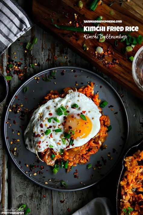 Kimchi Bokkeumbap, Kimchi Rice, Koreansk Mat, Kimchi Fried Rice, Kim Chi, Huevos Fritos, Korean Dishes, Eggs Recipe, Egg Muffins