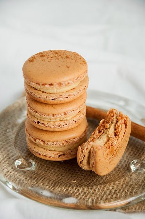 Gingerbread Macarons, European Baking, Holiday Macarons, French Sweets, Macaron Recipes, Christmas Macarons, Macarons Recipe, Macaron Flavors, Macaron Cookies