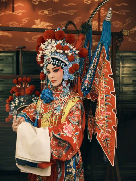 Chinese Peking Opera, Museum Brochure, Chinese God, East Asian Fashion, Beijing Opera, Peking Opera, Chinese Opera, 80s And 90s Fashion, Theatre Costumes