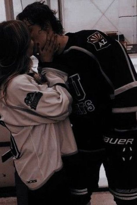 Hockey Girlfriend, Hockey Romance, College Hockey, Hot Hockey Players, Sport Quotes Motivational, Aesthetic Couple, Sports Romance, Reading Romance, Photo Couple