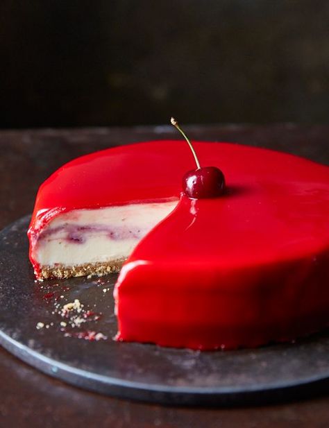 White chocolate and cherry cheesecake with a red mirror glaze Red Mirror Glaze, Cherry Chocolate Recipes, Cake Glaze, Mirror Glaze Cake, Mirror Cake, White Chocolate Cheesecake, Torte Cupcake, Mirror Glaze, Cherry Cheesecake