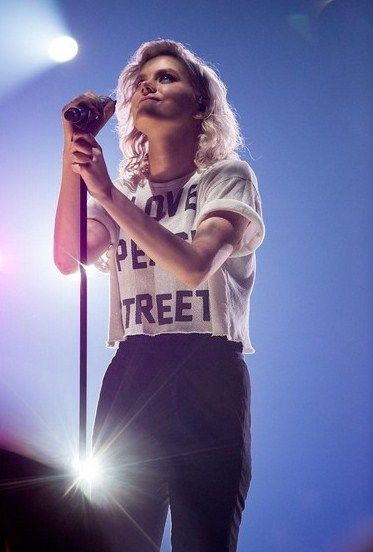 Taya Smith, Hillsong UNITED Empires #tayasmith #hillsongunited Worship Outfits, Taya Smith, Painted Sky, Contemporary Christian Music, Worship Jesus, Worship Team, Hillsong United, Gospel Song, Happy Hair