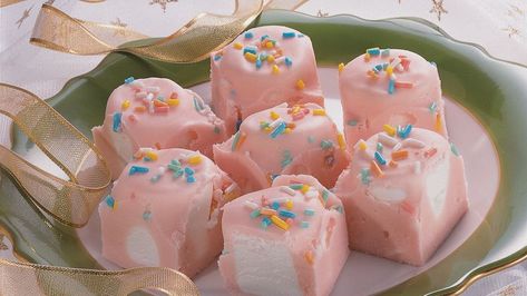 Looking for a yummy dessert? Enjoy these vanilla flavored marshmallow candies – a delightful treat. Flavored Marshmallows, Angel Clouds, Gluten Free Candy, Marshmallow Treats, Pink Vanilla, Recipes With Marshmallows, Candy Recipes Homemade, Yummy Dessert, Cookie Bar Recipes