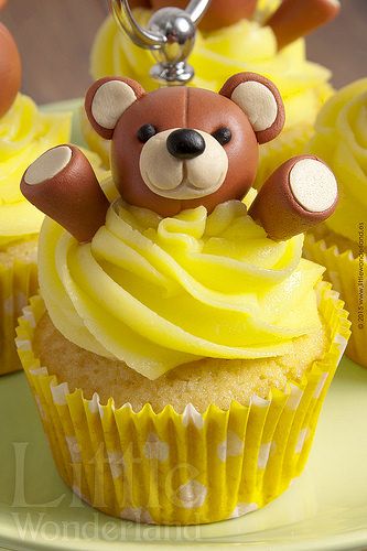 Cupcakes de vainilla con ositos de fondant / Vanilla cupca… | Flickr Angel Baby Cake, Cop Cake, Cupcakes With Fondant, Watermelon Birthday Parties, Cupcakes With Chocolate, Cupcake Tutorial, Valentine Day Cupcakes, Homemade Cupcakes, Cupcakes Decorados