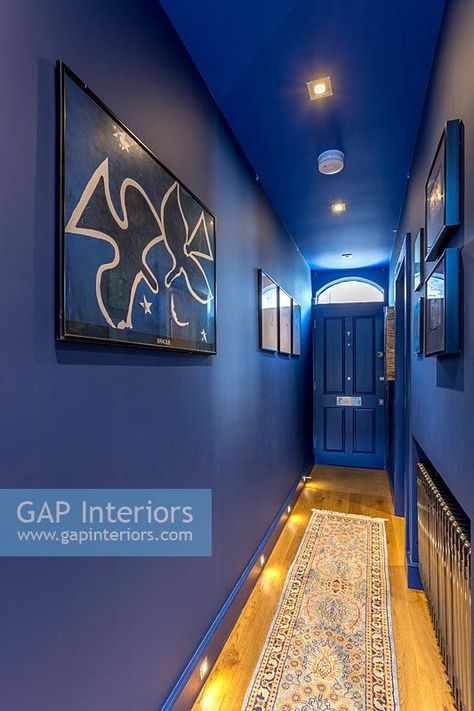 Modern blue hallway Blue Hallways, Bright Hallway Ideas, Teal Hallway, Yellow Hallway, Hallway Wall Colors, Bright Hallway, Blue Hallway, Hallway Door, Hallway Walls