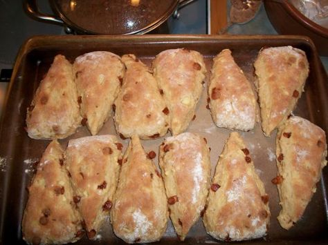 French Toast Scones. Photo by Peaches 'n' Cream Best Scone Recipe, Cinnamon Chips, Pastry Flour, Baked Chips, Peaches N Cream, Scone Recipe, Quick Bread, Scones, Hot Dog Buns