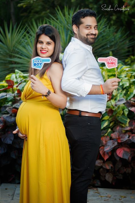 Poses For Maternity Shoot, Baby Shower Outdoor Photoshoot, Baby Shower Ideas Photoshoot, Meternati Photo Shoot Indian, Metarnity Photoshoot Indian At Home, Baby Shower Photo Poses, Metarnity Photoshoot Poses, Baby Shower Poses Indian, Seemantham Photo Poses