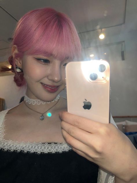 Mirror Selfie Iphone, Lover Girl, Background Aesthetic, Kpop Groups, Kpop Girls, Mini Albums, Iphone 13, Chain Necklace, Mirror Selfie