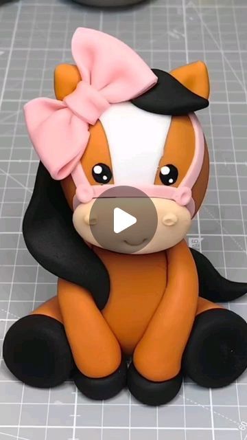 Horse Fondant Tutorial, Fondant Animals Tutorial, Fondant Horse, Animal Fondant, Horse Cake Toppers, Cake Decorating Courses, Cake Fondant, Fondant Tutorial, Fondant Decorations