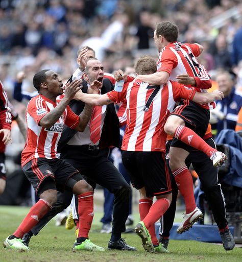 Sunderland Afc Wallpaper, Team Celebration, Sunderland Football, Sunderland Afc, Horror Show, Newcastle United, Team Photos, Football Wallpaper, Sunderland