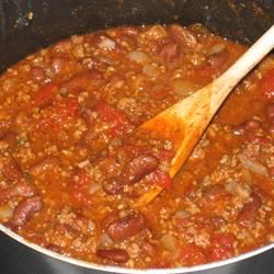 If you want a good, basic chili recipe, this is it. No odd vegetables, or secret ingredients, just ground beef, tomatoes, red kidney beans, and the usual spices. Simple and delicious. Basic Chili Recipe, Basic Chili, Chile Recipe, Texas Chili Recipe, Recipes Chili, Chili Beans, Texas Chili, Bean Chilli, Recipe Lunch