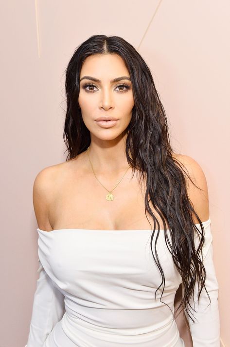 Kim Kardashian Fully Just Freed the Nipple in Her Most Revealing Nude Pic Yet- Cosmopolitan.com Kim Kardashian Wig, Kardashian Makeup, Kim Kardashian Makeup, Video Makeup, Natural Beauty Brands, Kkw Beauty, Kelly Osbourne, Farrah Fawcett, Kim K