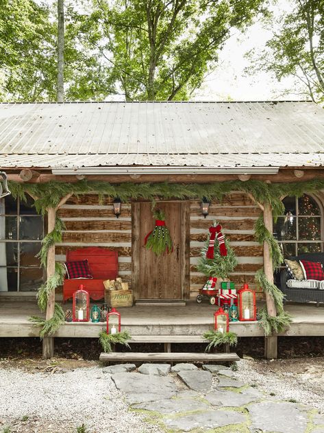 Red and Green Front Porchcountryliving Best Outdoor Christmas Decorations, Cabin Christmas Decor, Log Cabin Christmas, Christmas House Lights, Cabin Christmas, Front Yards, Christmas Front Doors, Diy Christmas Decorations, Christmas Porch Decor