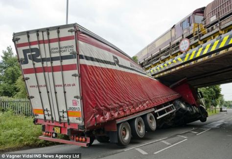 Train Crash, Bad Drivers, Old Lorries, Train Truck, Train Pictures, Dump Trucks, Vintage Trucks, Dump Truck, Truck Driver