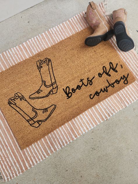 Boots off cowboy! I love this design and think it is the perfect welcome mat for the ranch.  The doormats are 100% coir with a sturdy rubber backing. I handpaint and seal the mats for protection. The doormats are 18x30". Normal Processing orders will ship within 3-7 days with 2-5 day ground advantage shipping.  If you need your order rushed, please select rush in the drop down menu. Your mat will ship next business day and will be shipped priority mail. Each mat is unique. Fibers may be thicker Ranch House Porch Decor, Apartment Decorating Country, Western Style House Decor, Country Door Mat, Simple Country Decor, Western Mudroom Ideas, Apartment Western Decor, Western Apartment Decor Kitchen, Wyoming Home Decor