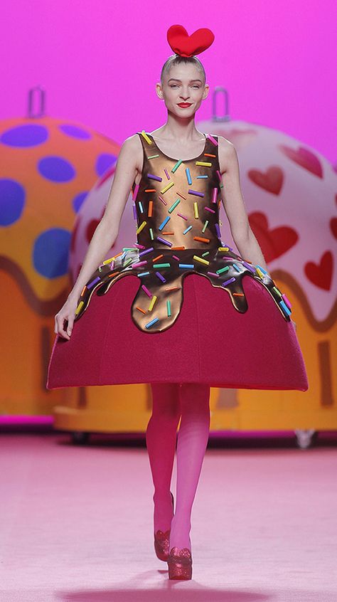 Circus Fashion, Fashion Collection Inspiration, Structural Fashion, Candy Costumes, Pop Art Fashion, Paper Dolls Clothing, Diy Kostüm, Prada Fashion, Weird Fashion