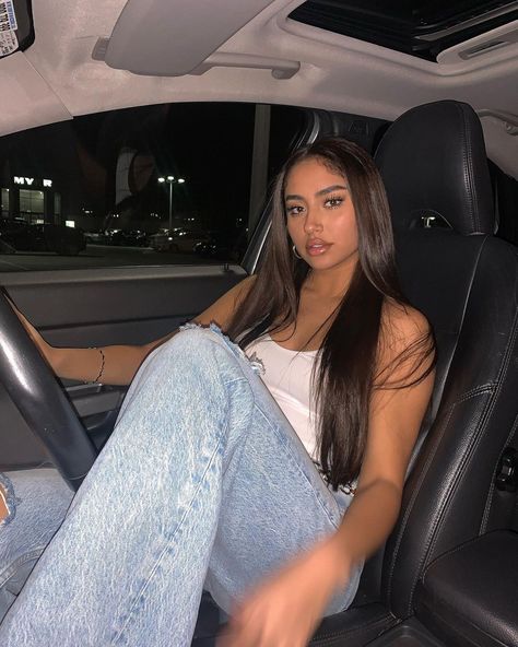 Pose For Car Pic, Photoshoot In The Car, Car Pictures Instagram Baddie, Driver Seat Pictures, Car Pictures Aesthetic, Pose With Car, Car Selfie Poses, Pictures In Car, Selfie In Car