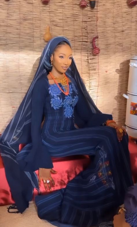 Fulani Bridal Attire, Senegal Traditional Clothing, Hausa Bride Traditional Attire, Senegalese Bride, Fulani Aesthetic, Gambian Culture, Ivorian Wedding, Fulani Culture, Yoruba Attire