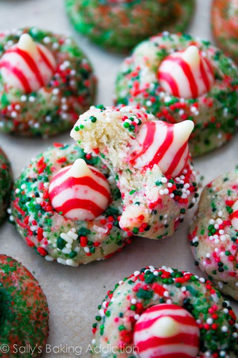 Candy Cane Kiss Cookies. A festive Christmas cookie everyone will love! sallysbakingaddiction.com Candy Cane Kiss Cookies, Christmas Treats To Make, Kiss Cookies, Xmas Cookies, Cookie Exchange, Christmas Cooking, Christmas Goodies, Cookies Recipes Christmas, Candy Canes